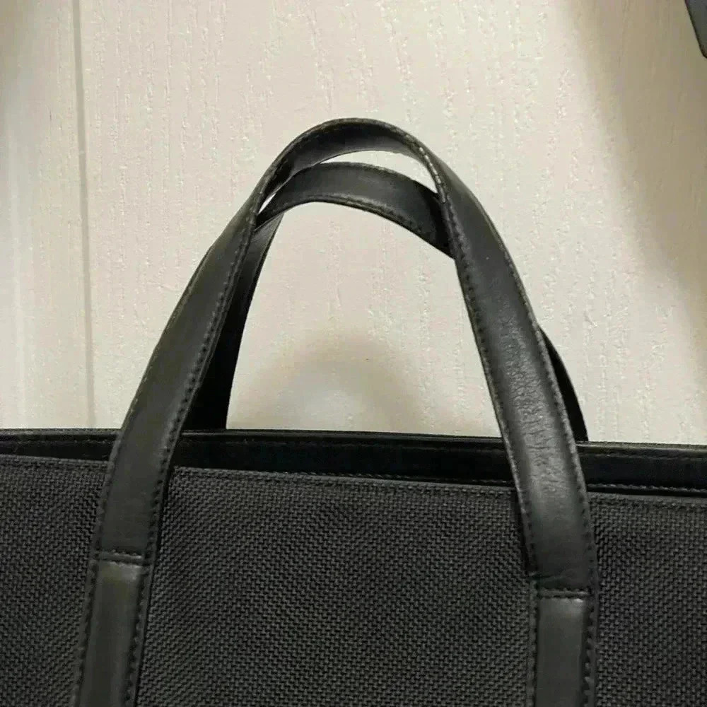 Tumi Ballistic Nylon leather
Briefcase long adjustable padded shoulder straps - Picture 3 of 16